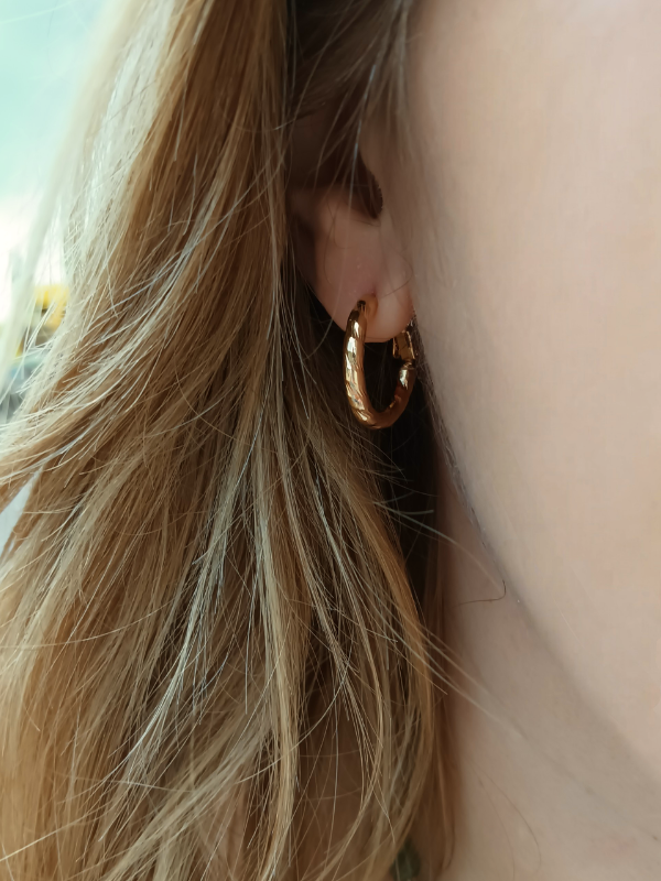 creoles-epaisses-ciselees-anneaux creoles-anneaux-tendance-bijouxfemme