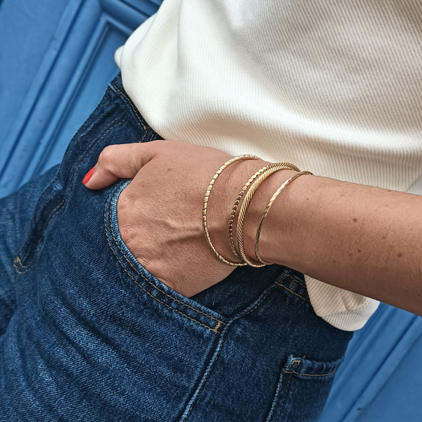 bracelets-dorés-joncs-avenuesuzanne
